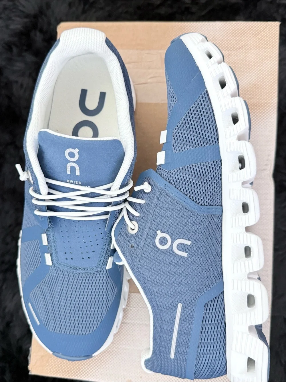 On Cloud Sneakers in navy Blue and White size 6.5